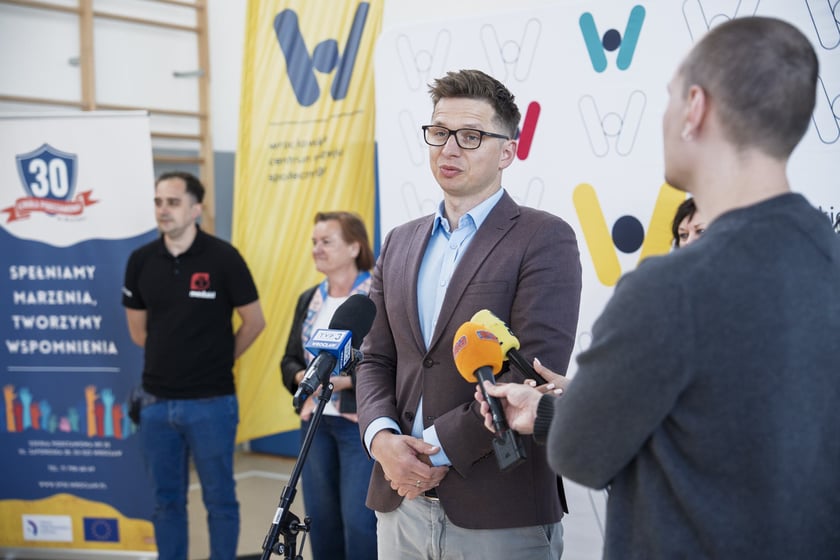 - Trzeba uczyć od najmłodszych lat, aby nasza młodzież wiedziała, jak udzielać pomocy - mówi Marcin Miedziński, zastępca dyrektora Departamentu Edukacji UMW