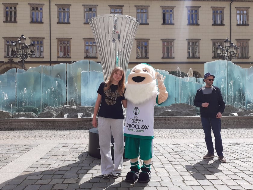 Puchar i maskotka przed fontanną w rynku, 23 maja 2025