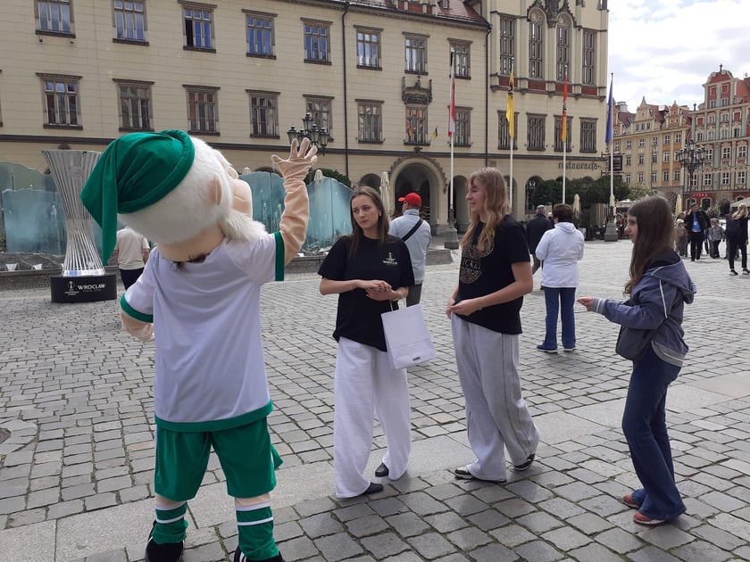 Puchar i maskotka przed fontanną w rynku, 23 maja 2025