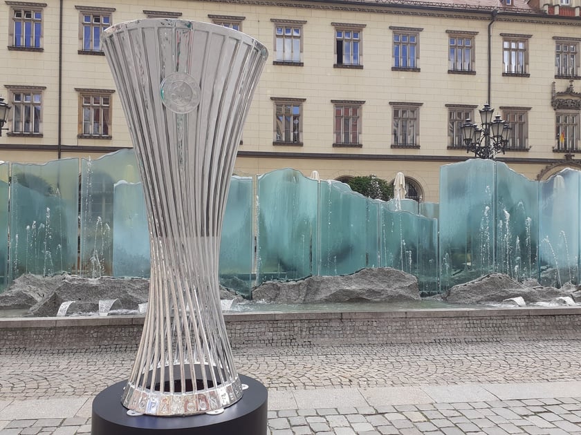 Puchar i maskotka przed fontanną w rynku, 23 maja 2025
