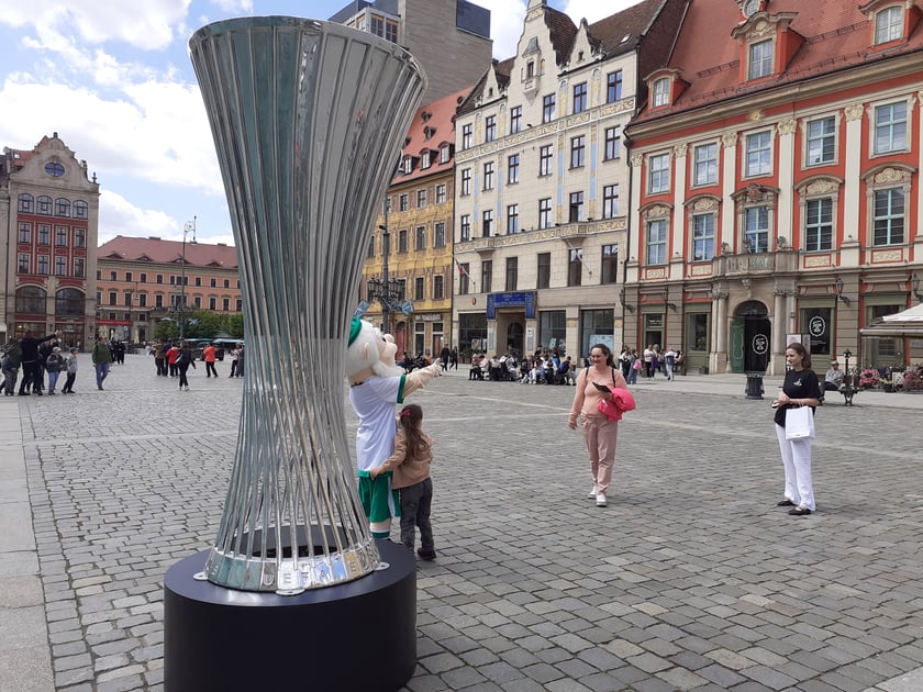 Puchar i maskotka przed fontanną w rynku, 23 maja 2025