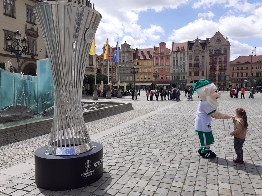Puchar i maskotka przed fontanną w rynku, 23 maja 2025