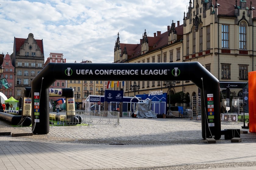 Budowa strefy Fan Festval na pl. Gołębim w rynku