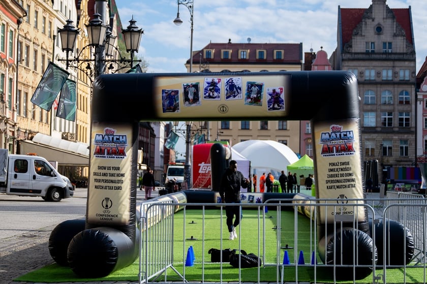 Budowa strefy Fan Festval na pl. Gołębim w rynku