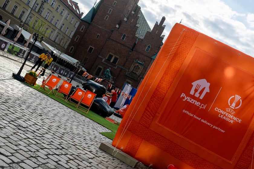 Budowa strefy Fan Festval na pl. Gołębim w rynku