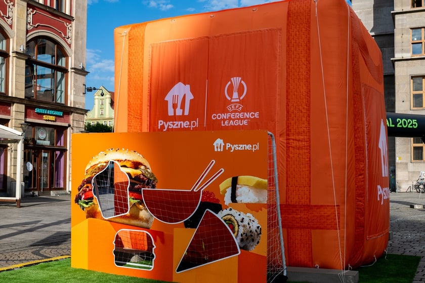 Budowa strefy Fan Festval na pl. Gołębim w rynku