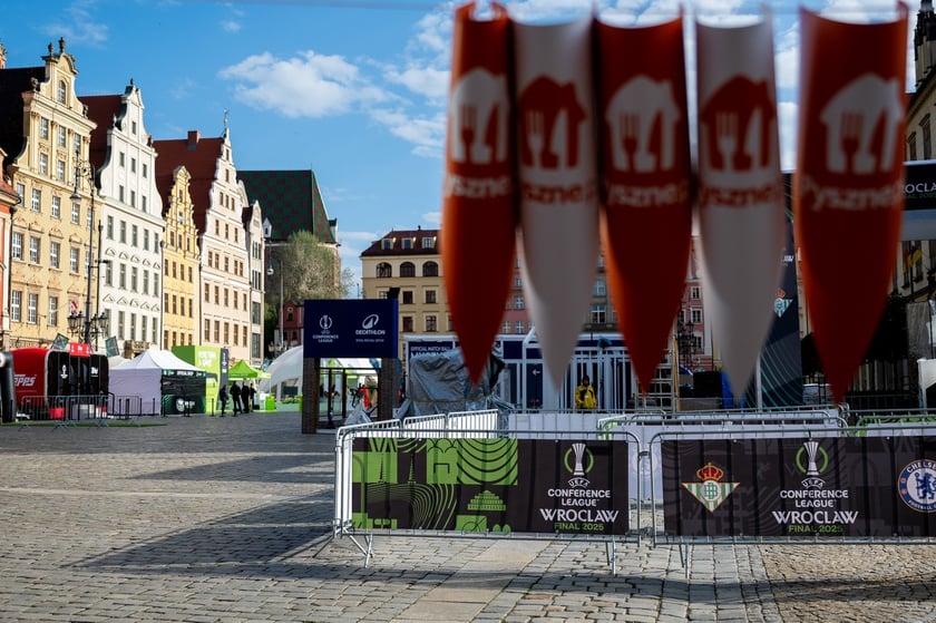 Budowa strefy Fan Festval na pl. Gołębim w rynku