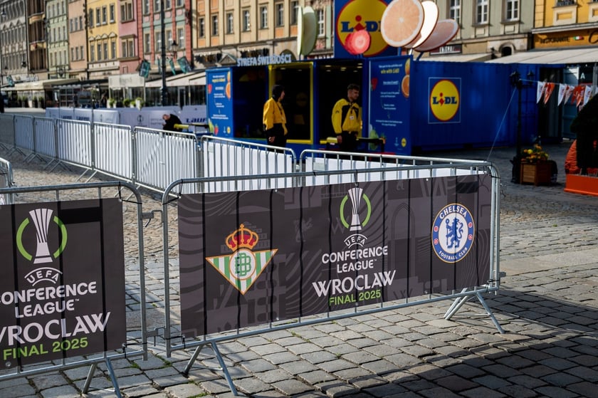 Budowa strefy Fan Festval na pl. Gołębim w rynku