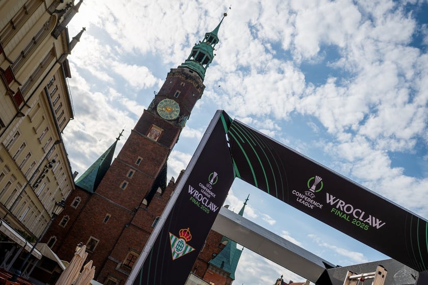 Budowa strefy Fan Festval na pl. Gołębim w rynku