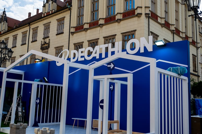 Budowa strefy Fan Festval na pl. Gołębim w rynku