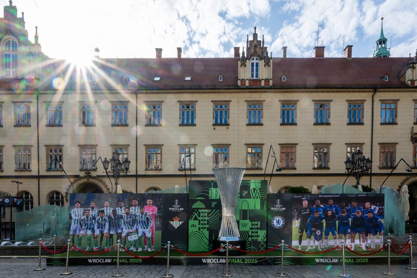 Budowa strefy Fan Festval na pl. Gołębim w rynku