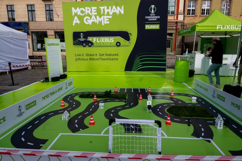 Budowa strefy Fan Festval na pl. Gołębim w rynku