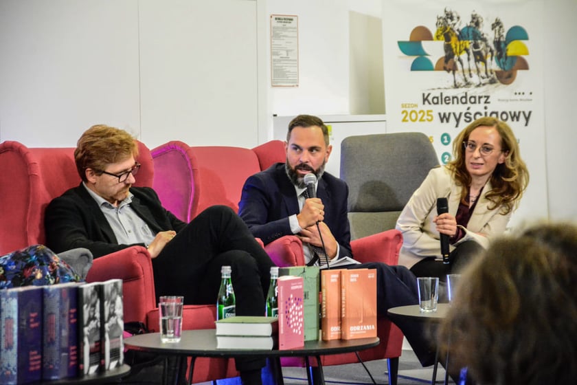 Debata o tożsamości ziem zachodnich i p&oacute;łnocnych. Centrum Historii Zajezdnia, 22.05.2025. Od lewej: prof. Wojciech Kucharski, dr Marek Mutor, dr Katarzyna Uczkiewicz.