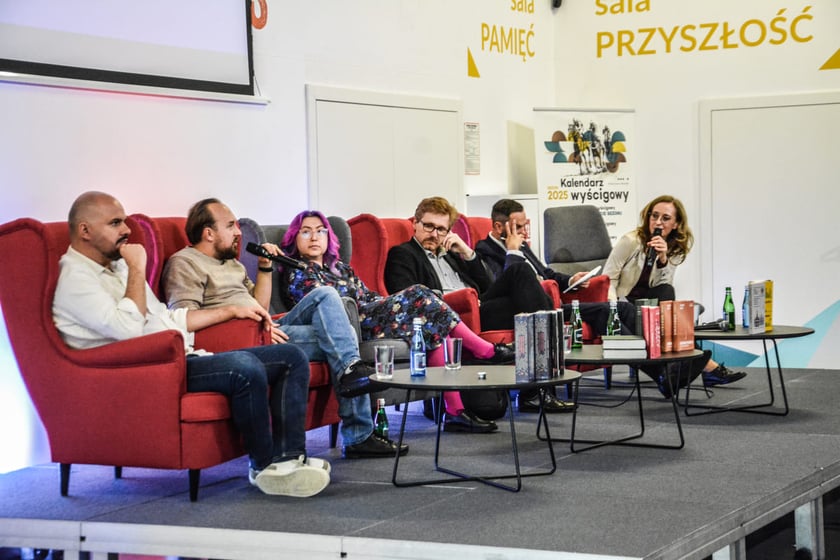 Debata o tożsamości ziem zachodnich i p&oacute;łnocnych. Centrum Historii Zajezdnia, 22.05.2025. Od lewej: Sławomir Sochaj, Zbigniew Rokita, dr hab. Karolina Ćwiek-Rogalska, prof. Wojciech Kucharski, dr Marek Mutor, dr Katarzyna Uczkiewicz.