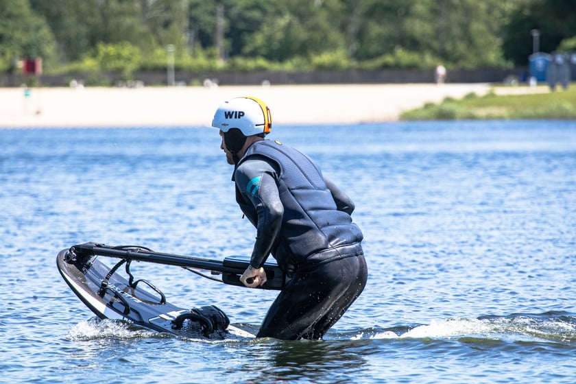 Kopalnia wprowadza do oferty deski e-foil flyboard. Testowaliśmy nowy sprzęt