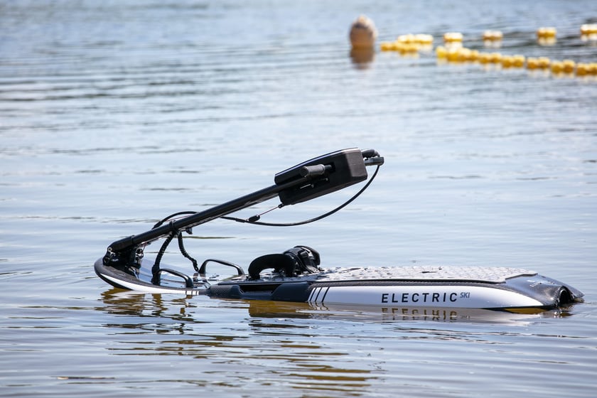 Kopalnia wprowadza do oferty deski e-foil flyboard. Testowaliśmy nowy sprzęt