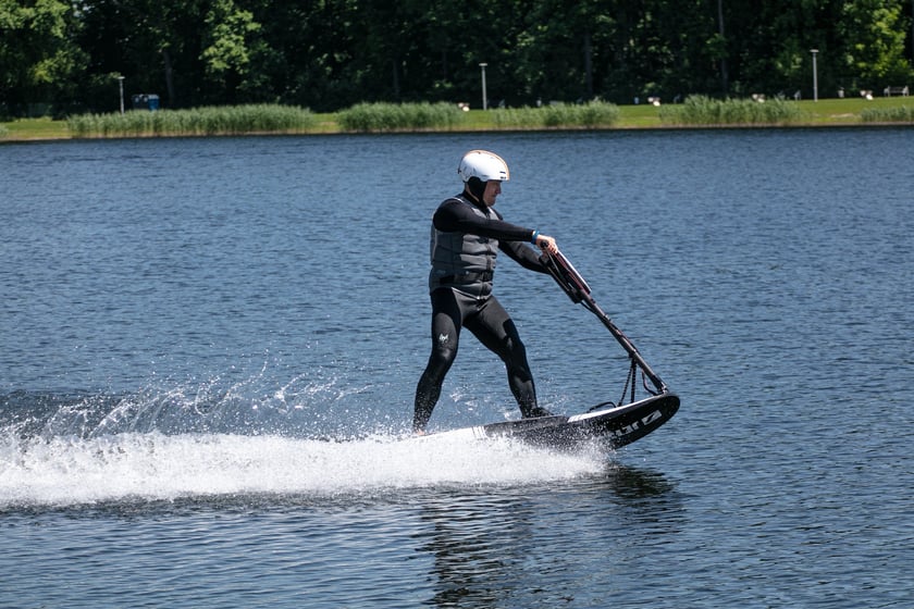 Kopalnia wprowadza do oferty deski e-foil flyboard. Testowaliśmy nowy sprzęt