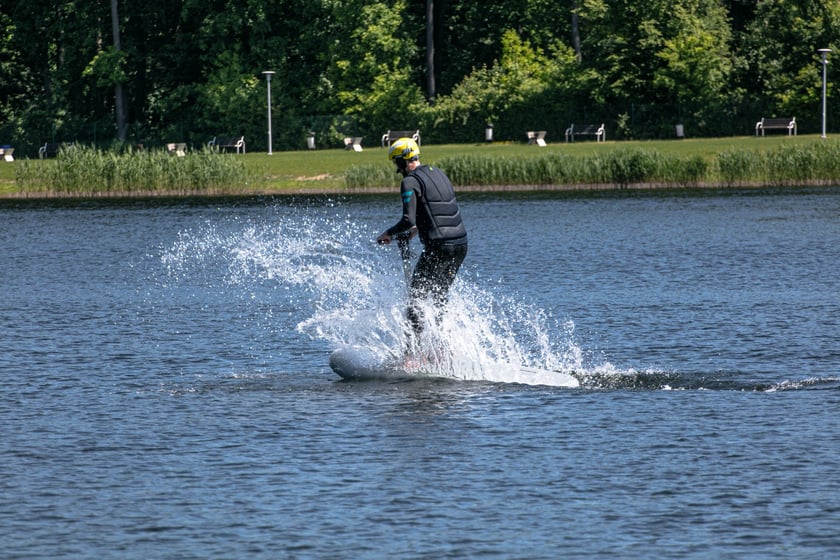 Kopalnia wprowadza do oferty deski e-foil flyboard. Testowaliśmy nowy sprzęt