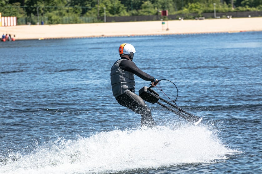 Kopalnia wprowadza do oferty deski e-foil flyboard. Testowaliśmy nowy sprzęt
