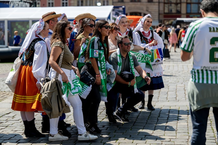 Otwarcie ogólnodostępnej strefy kibica Fan Festival w rynku