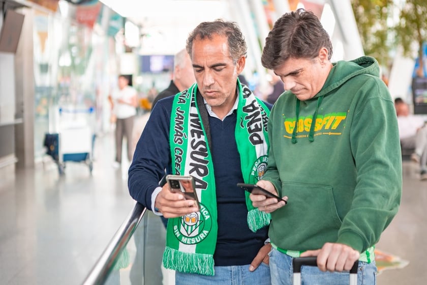 Kibice Real Betis na lotnisku we Wrocławiu