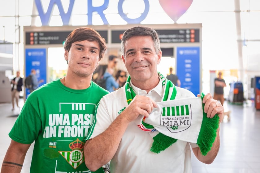 Kibice Real Betis na lotnisku we Wrocławiu