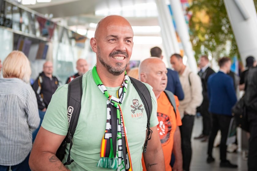 Kibice Real Betis na lotnisku we Wrocławiu