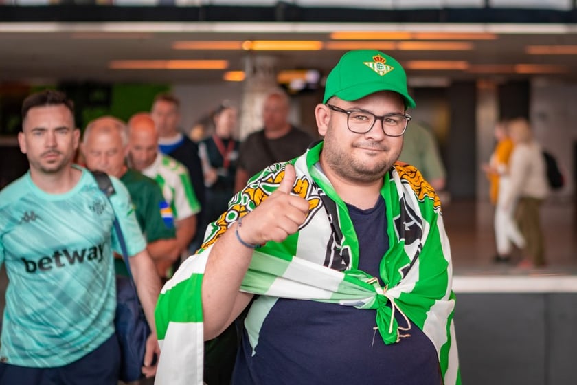 Kibice Real Betis na lotnisku we Wrocławiu