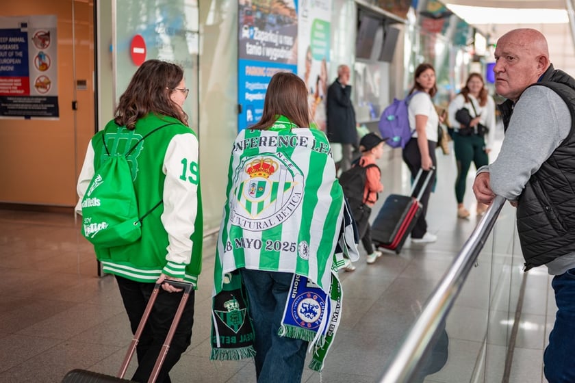 Kibice Real Betis na lotnisku we Wrocławiu