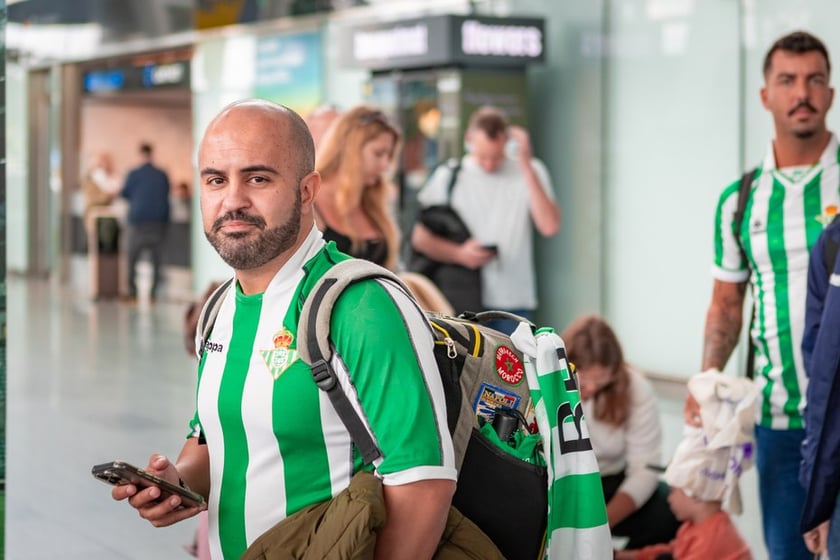Kibice Real Betis na lotnisku we Wrocławiu
