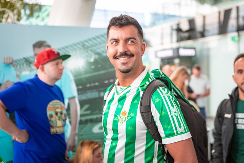 Kibice Real Betis na lotnisku we Wrocławiu