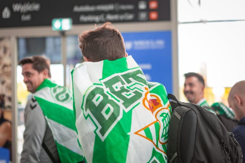 Kibice Real Betis na lotnisku we Wrocławiu