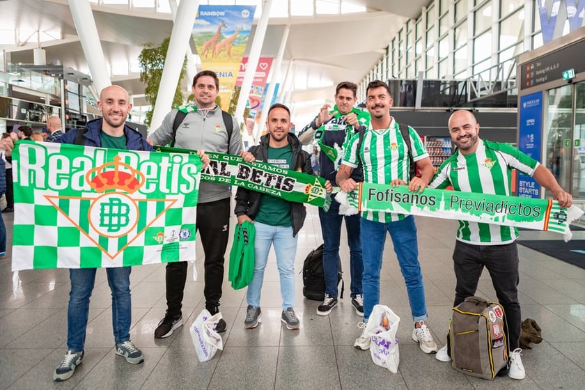 Kibice Real Betis na lotnisku we Wrocławiu