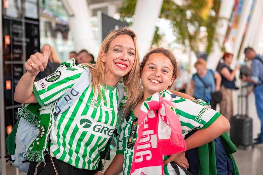 Kibice Real Betis na lotnisku we Wrocławiu