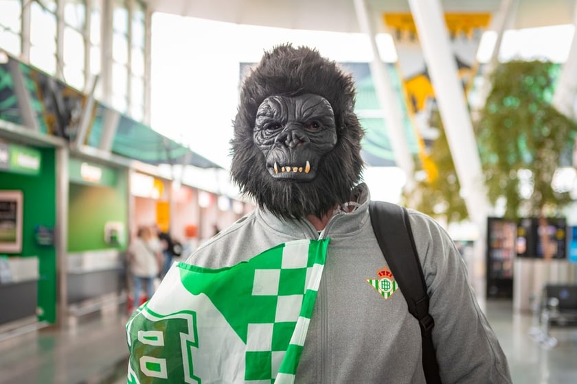 Kibice Real Betis na lotnisku we Wrocławiu