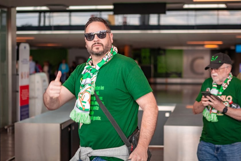 Kibice Real Betis na lotnisku we Wrocławiu