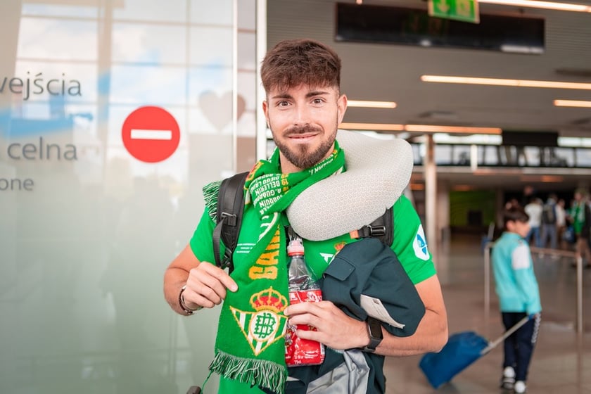 Kibice Real Betis na lotnisku we Wrocławiu