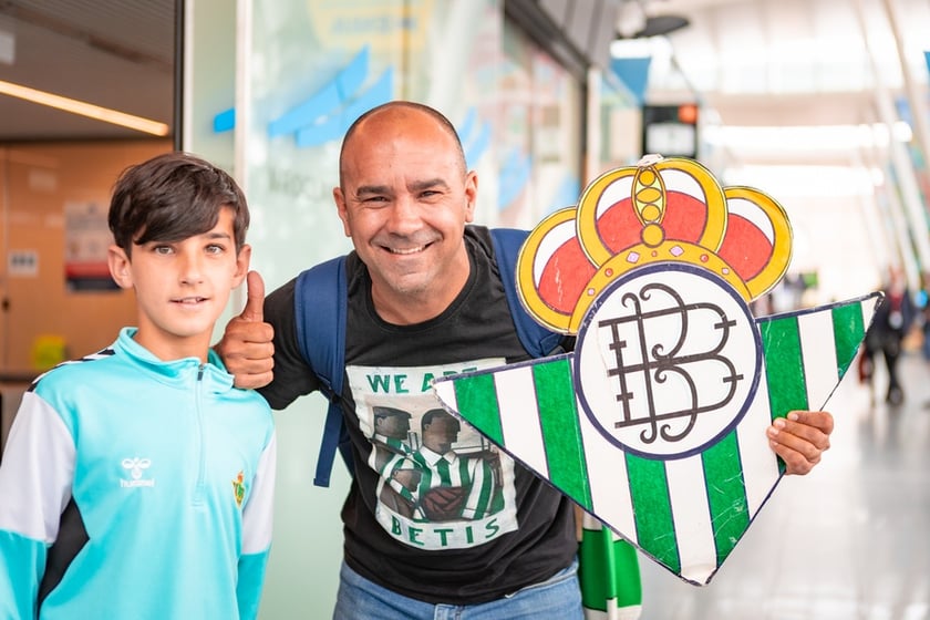 Kibice Real Betis na lotnisku we Wrocławiu