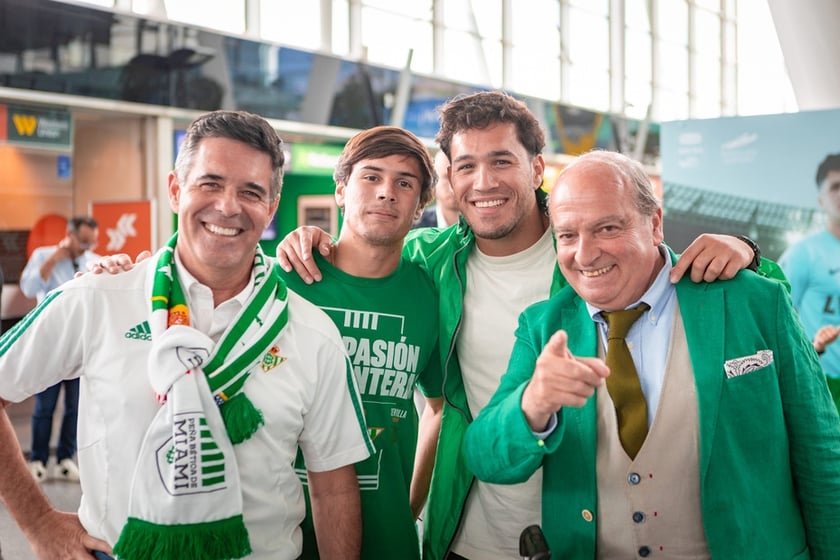 Kibice Real Betis na lotnisku we Wrocławiu