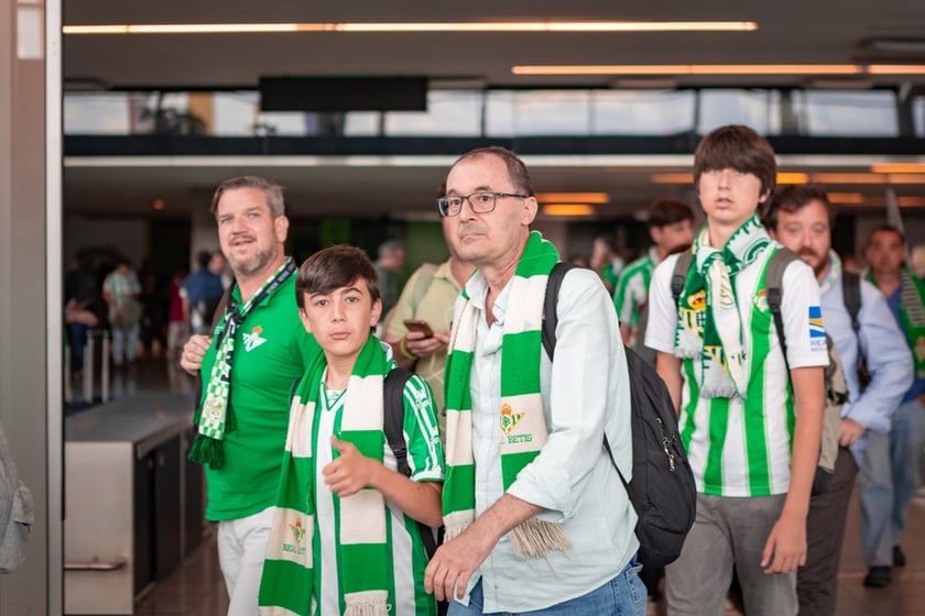 Kibice Real Betis na lotnisku we Wrocławiu