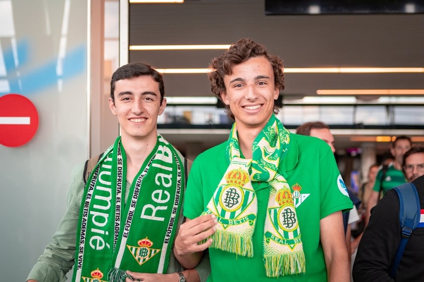Kibice Real Betis na lotnisku we Wrocławiu