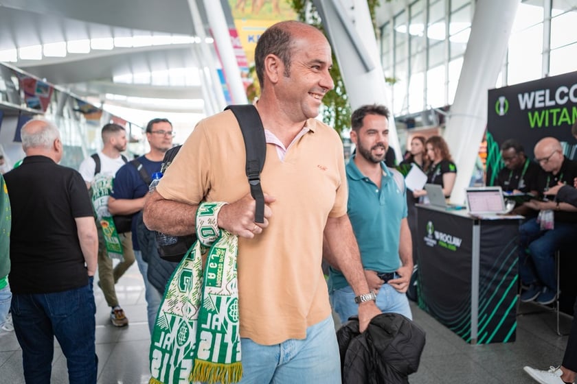 Kibice Real Betis na lotnisku we Wrocławiu