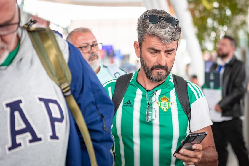 Kibice Real Betis na lotnisku we Wrocławiu