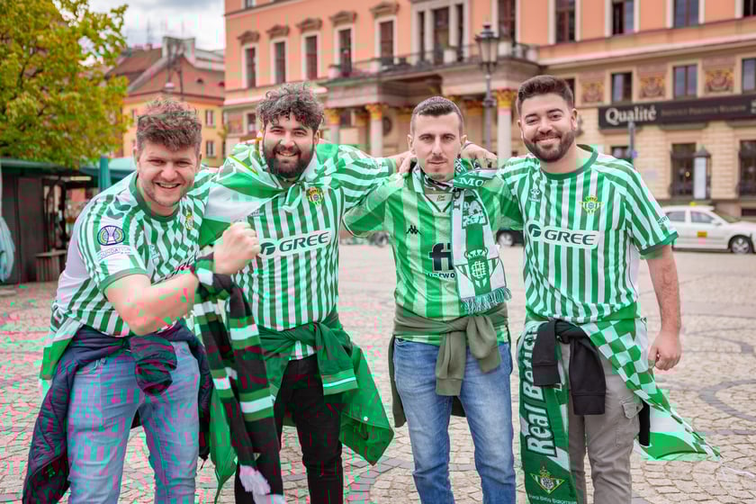 Kibice na wrocławskim Rynku. 28.05.2025