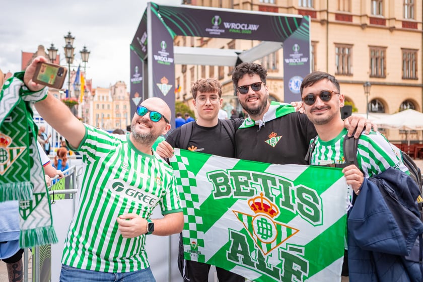 Kibice na wrocławskim Rynku. 28.05.2025