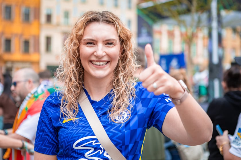 Kibice na wrocławskim Rynku. 28.05.2025. Na zdjęciu Amy.