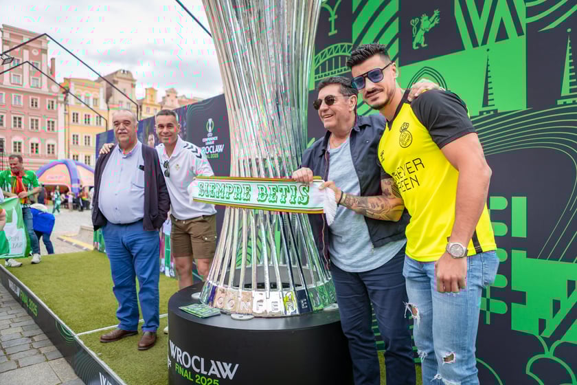 Kibice na wrocławskim Rynku. 28.05.2025