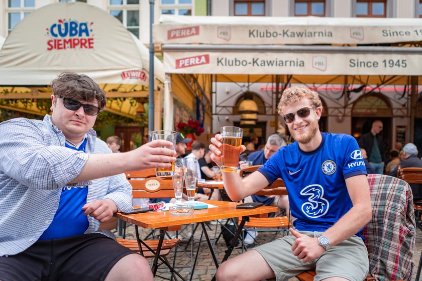 Kibice na wrocławskim Rynku. 28.05.2025. Na zdjęciu Connor z kolegą.