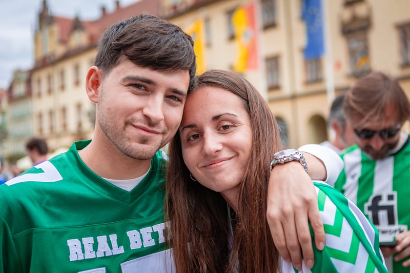 Kibice na wrocławskim Rynku. 28.05.2025