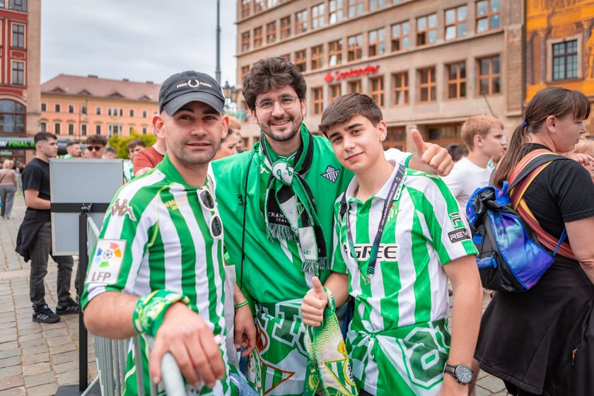 Kibice na wrocławskim Rynku. 28.05.2025